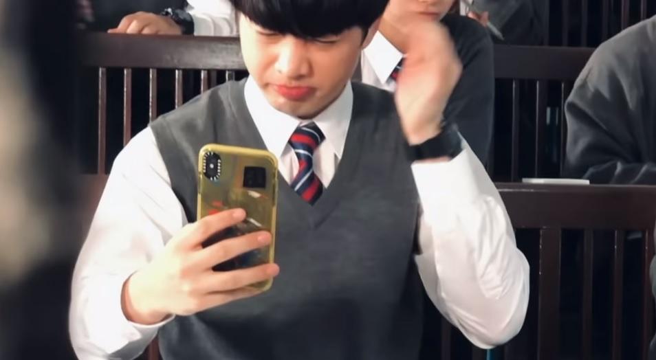 Jer在預備拍攝前,不時整理頭頂的齊陰。