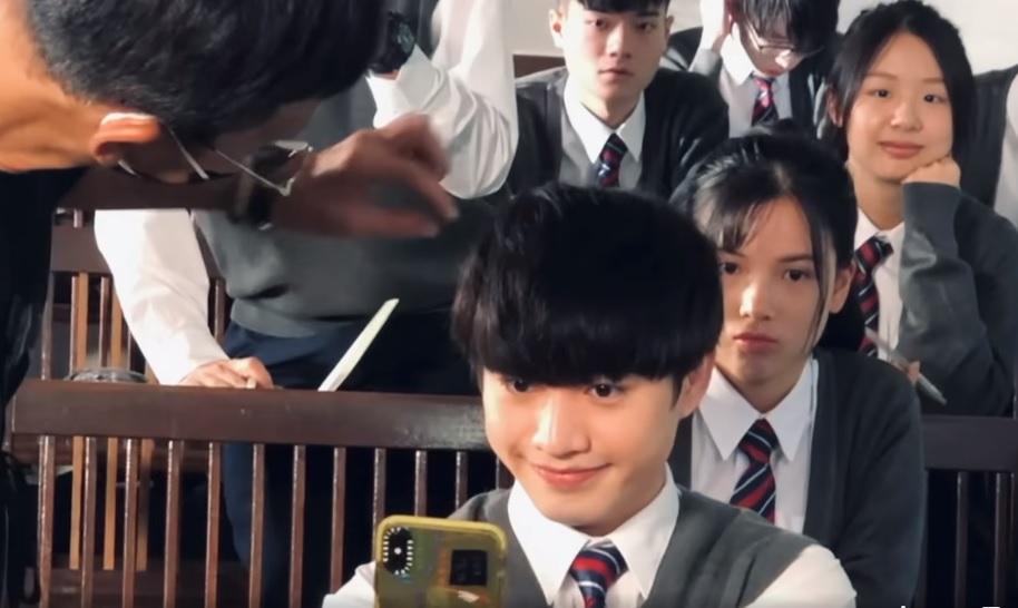 造型師為Jer整理額前的齊陰。