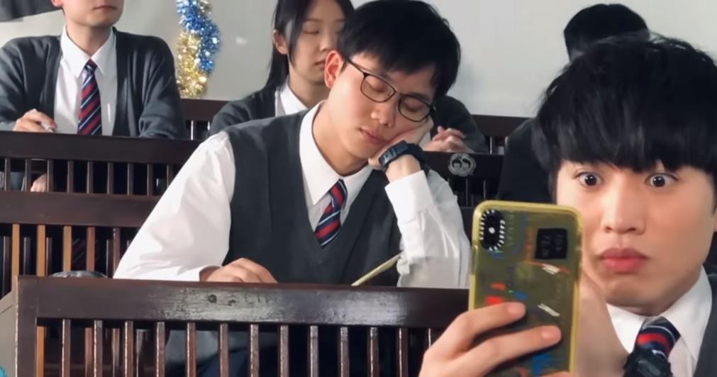 Jer悄悄移動手機,準備偷拍。