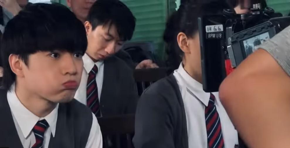 Jer悄悄扮鬼臉,盡顯柳三歲本色。