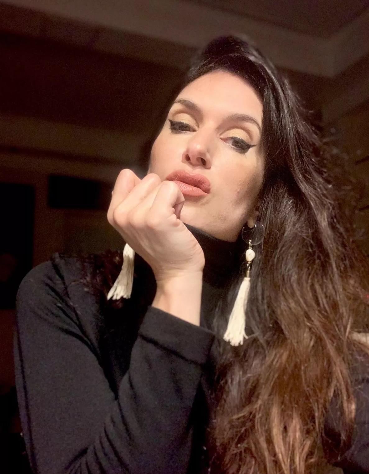 薩比娜將母親禁錮在家。(互聯網)