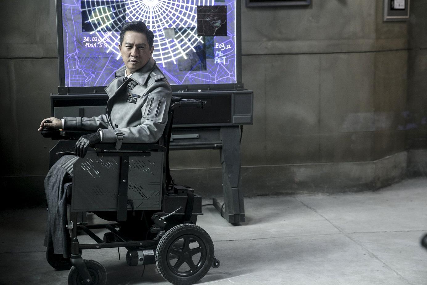 張家輝要求裝上特技鼻樑,令角色看來更嚴肅。(劇照)