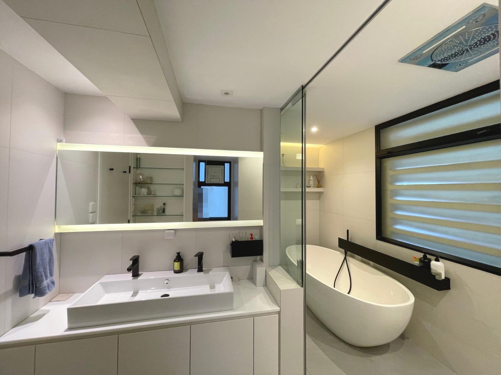 主人套房浴室面積不少,流線型浴缸增添品味。