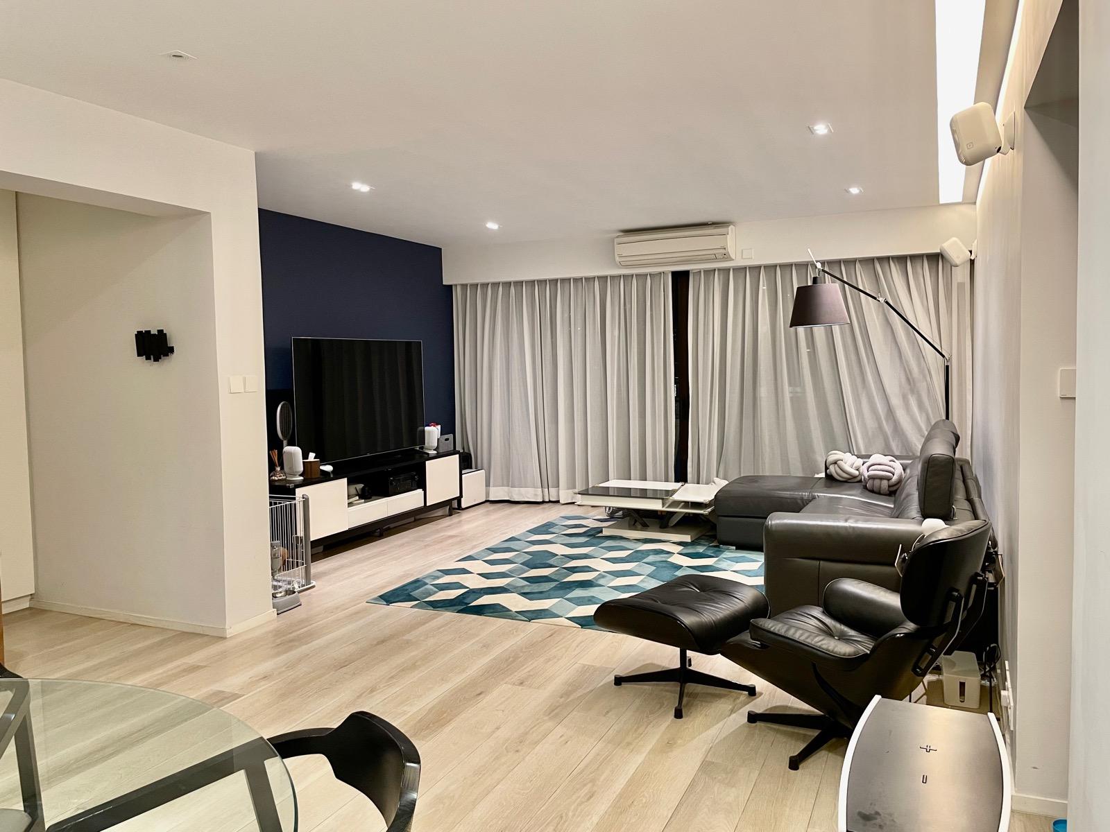 客廳面積有多大,只需望望梳化與電視之間的距離,便可略知一二。