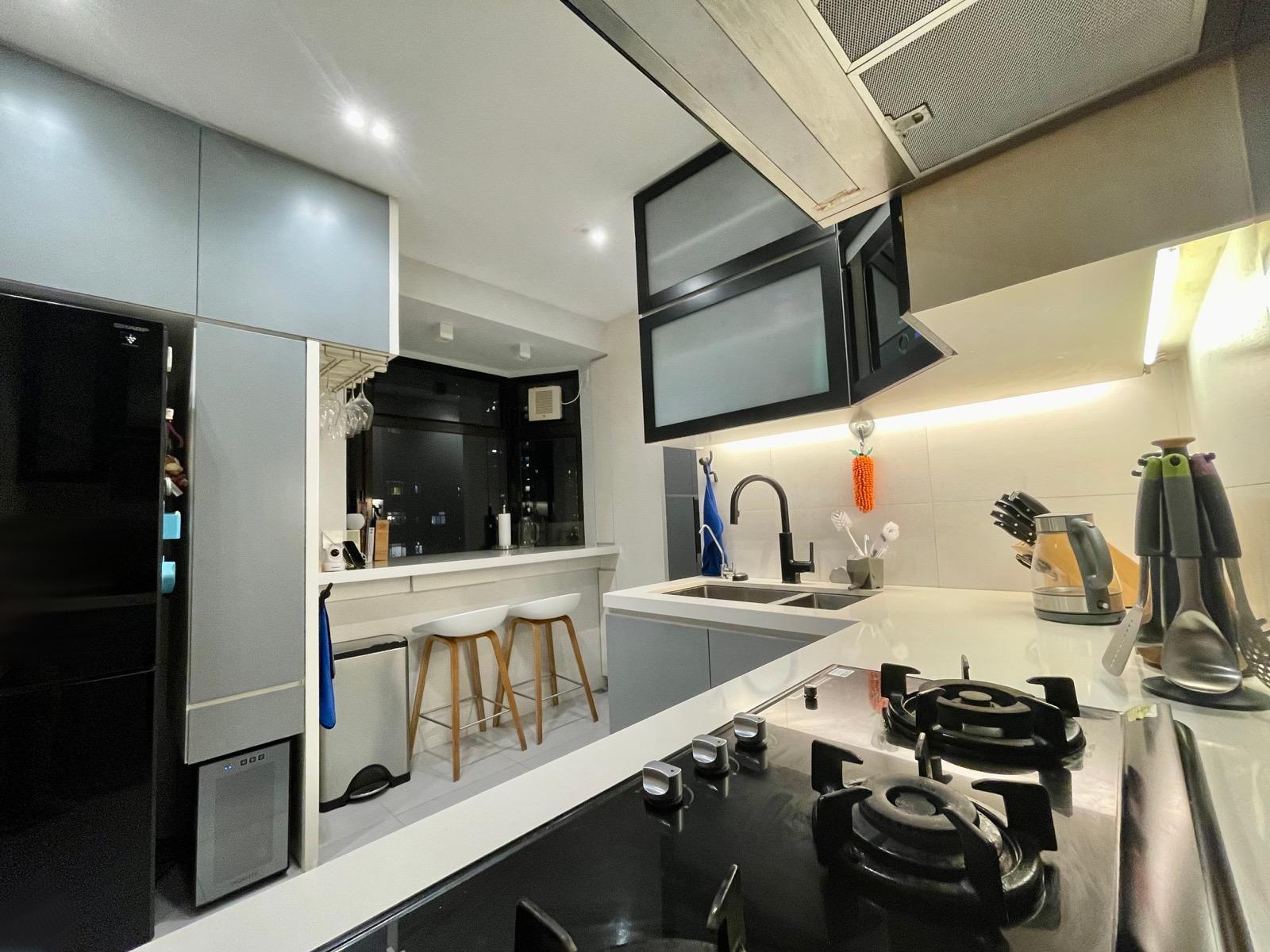 闊大的廚房設有二人窗邊椅桌,實用又好看,更可一邊用膳、一邊觀賞窗外清幽美景。