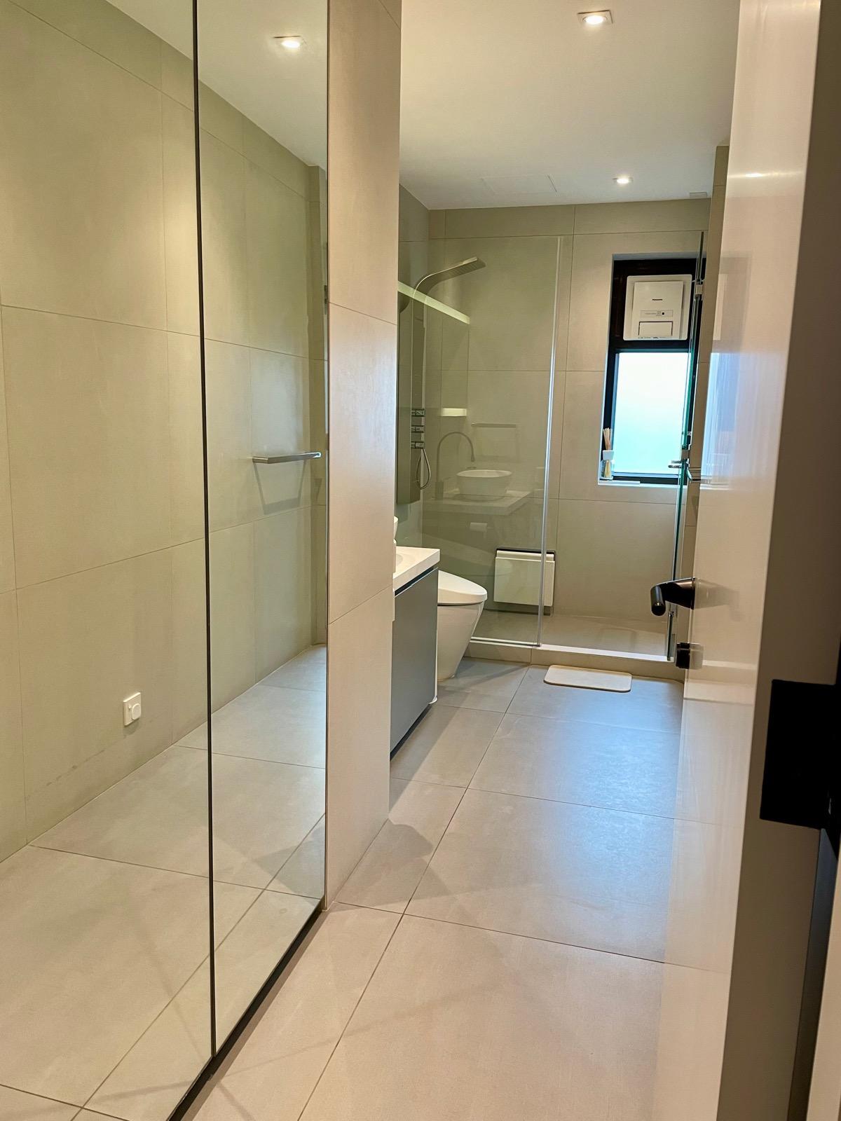 客廁呈長方形設計,設有落地儲物鏡櫃,實用美觀。