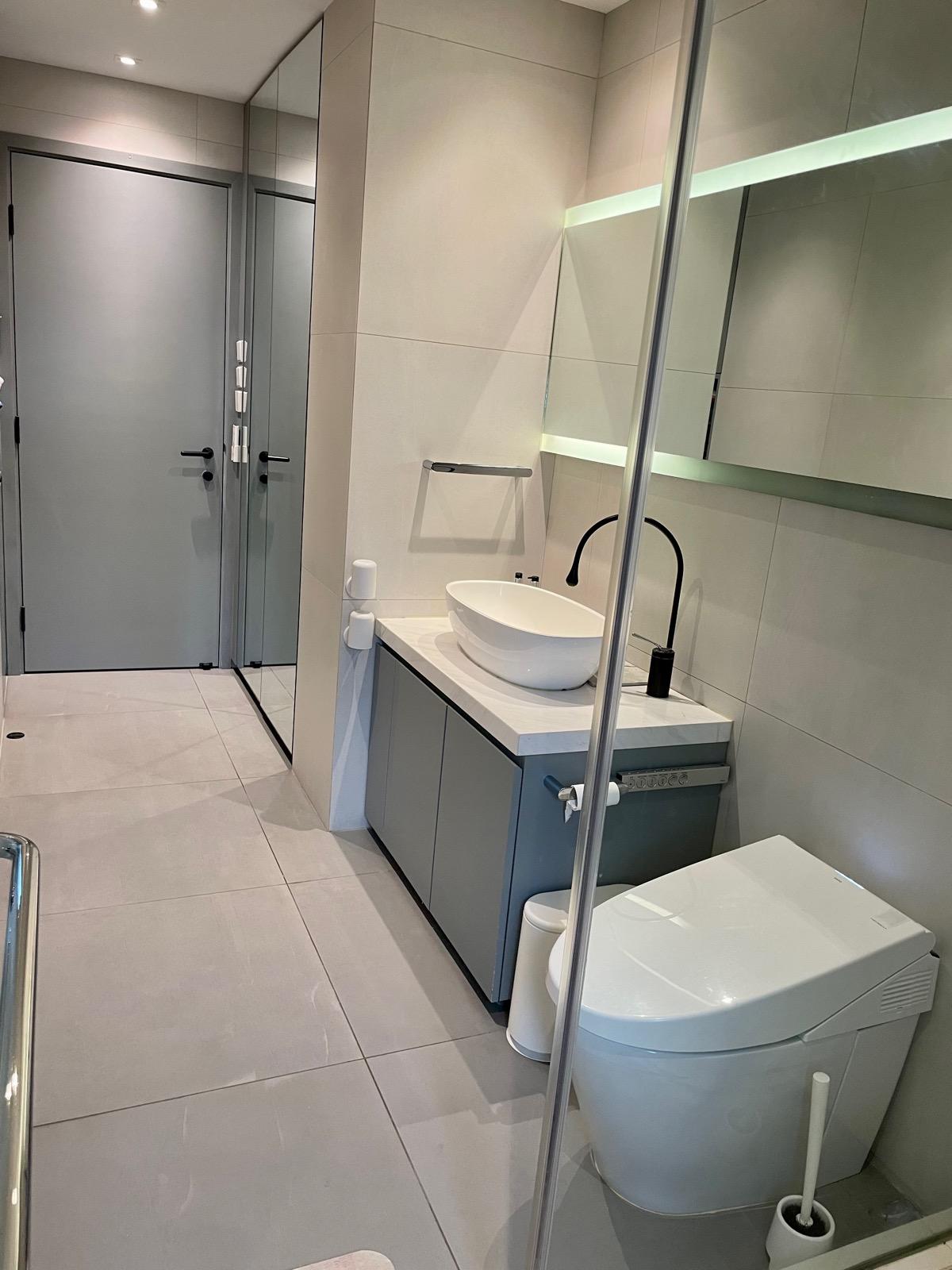 客廁呈長方形設計,設有落地儲物鏡櫃,實用美觀。