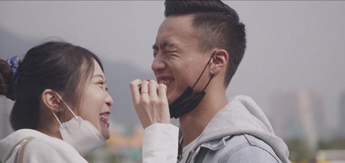 Jacky與「車禍IU」洛妍發展出感情,擦唇膏更相當甜蜜。