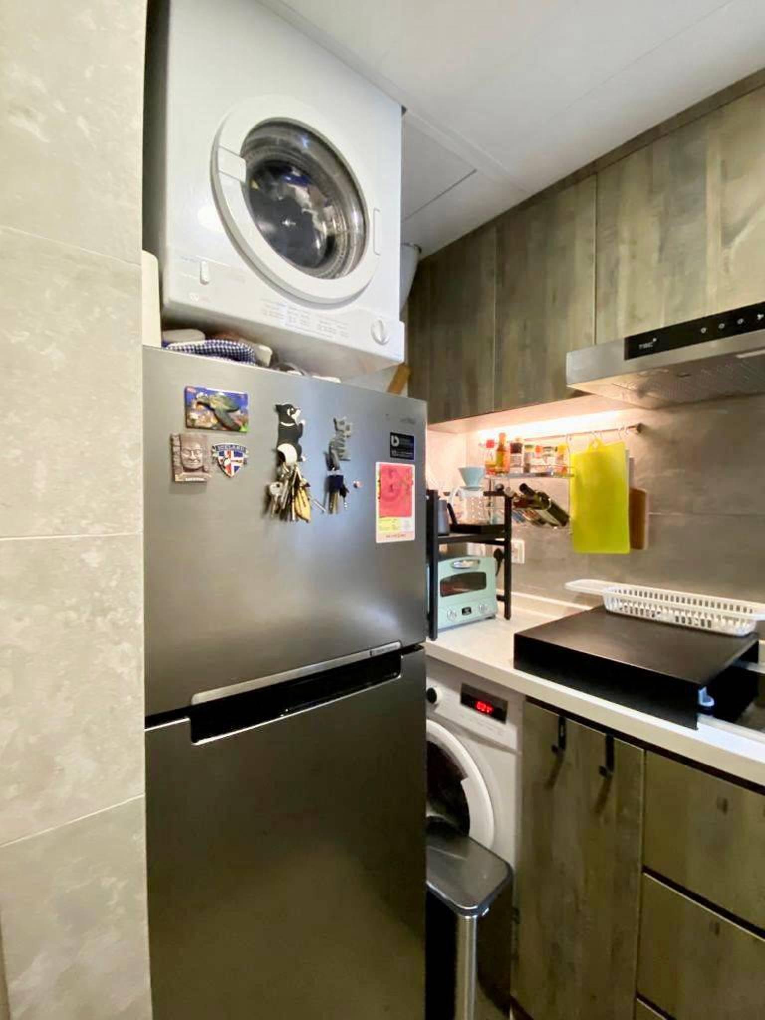 廚房的組合廚櫃新淨實用,並有空間放置洗衣機。