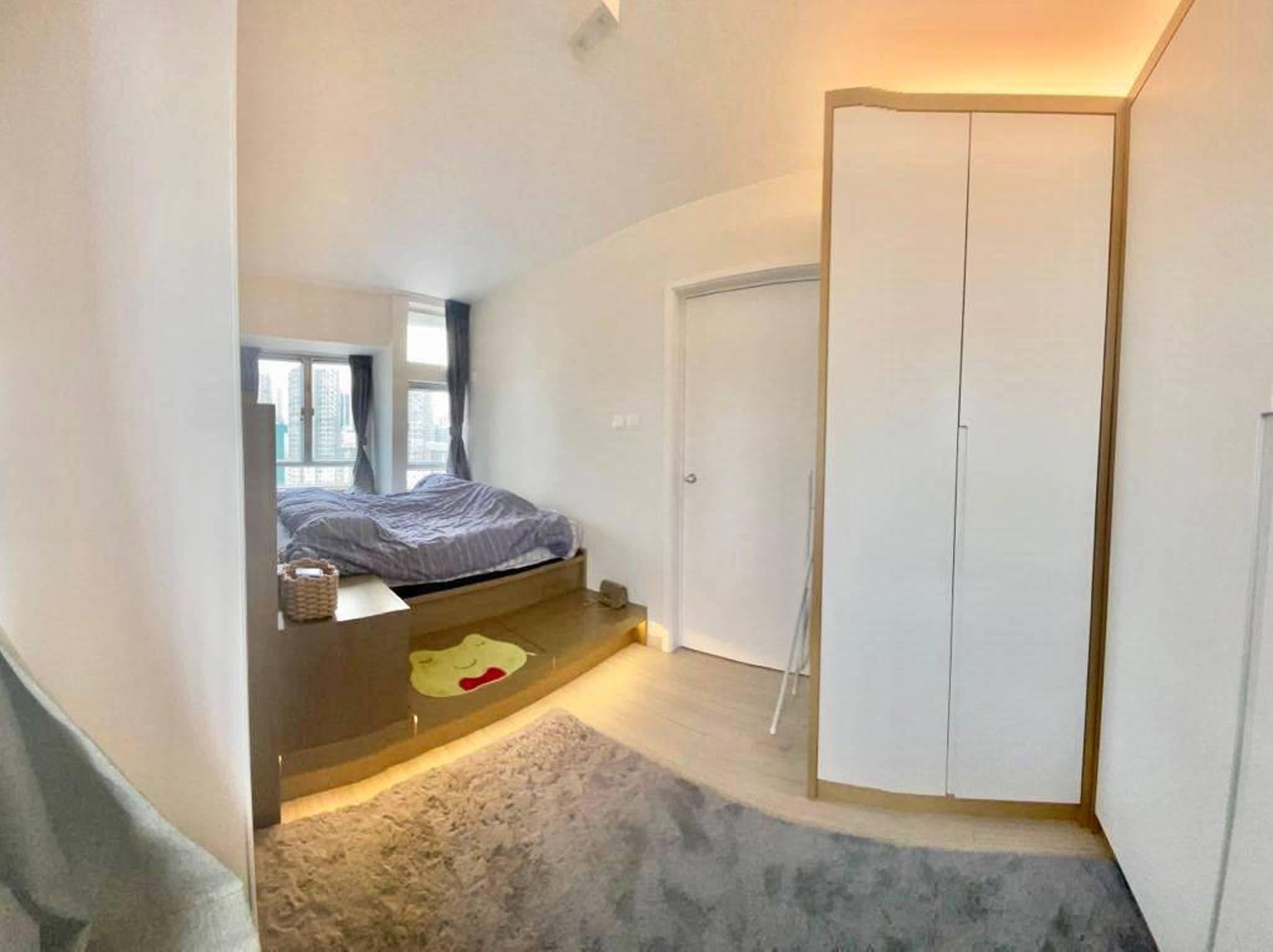 睡房由兩房改為一房,空間十足,並設有地台和大櫃,增加不少收納空間。