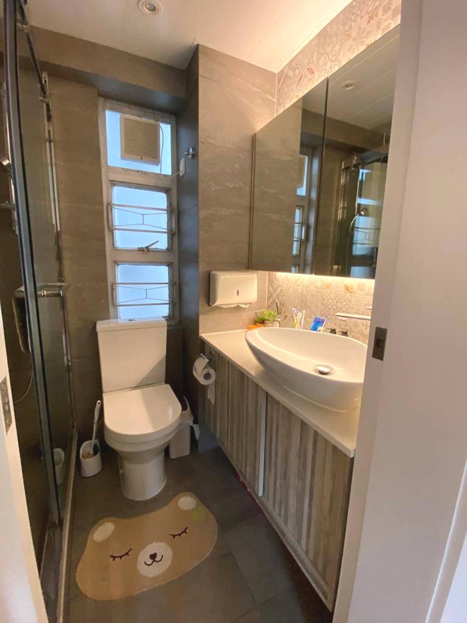 浴室採暗紋地磚和花紋磚牆,雅緻得體,而且不是黑廁。