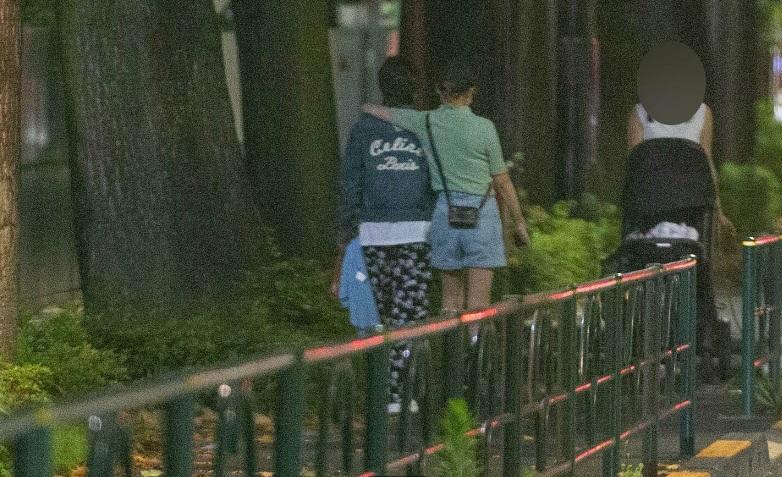 明日花食飽後醉住離開,更搭住男方膊頭。