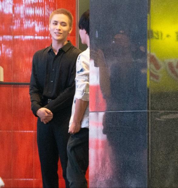 咲人否認跟明日花是情侶關係,表示大家只是朋友。