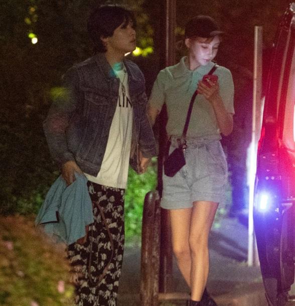 明日花跟男方態度親密,還甜蜜拖手。