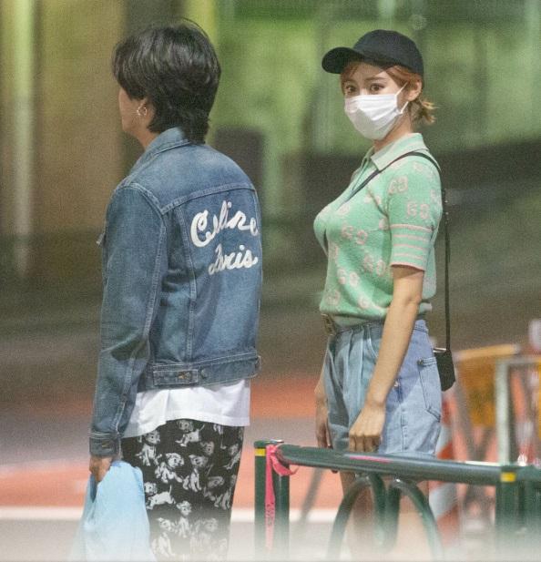 明日花被拍得跟當地人氣牛郎咲人出雙入對。