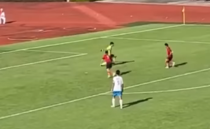 清遠門將「犯錯」給予對手機會射成4:3,而隊友都袖手旁觀。(影片截圖)