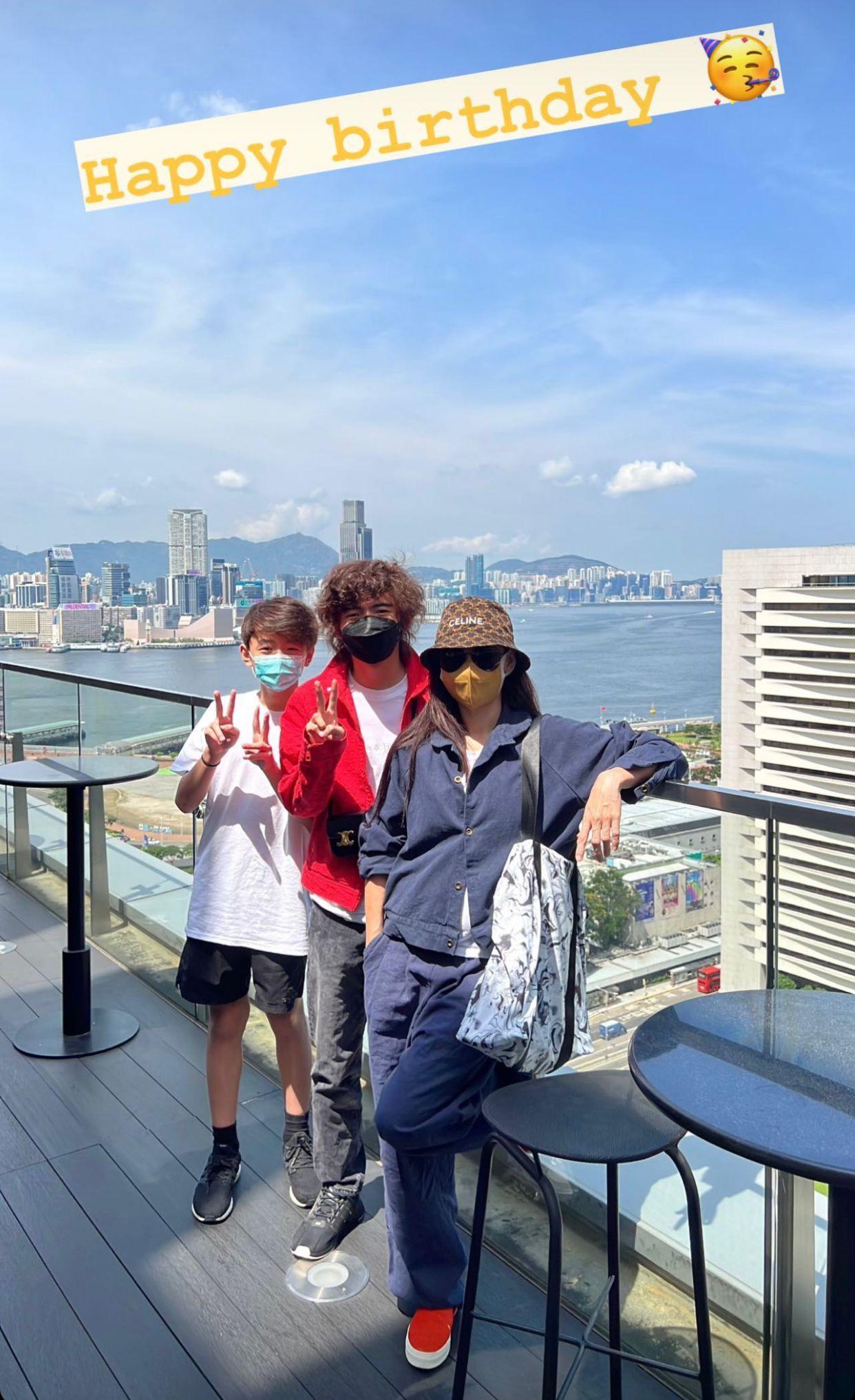 42歲栢芝帶與Quintus為Lucas慶祝15歲生日。