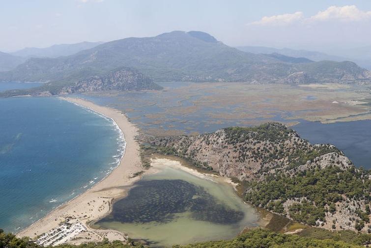 伊兹圖祖海灘。(互聯網)