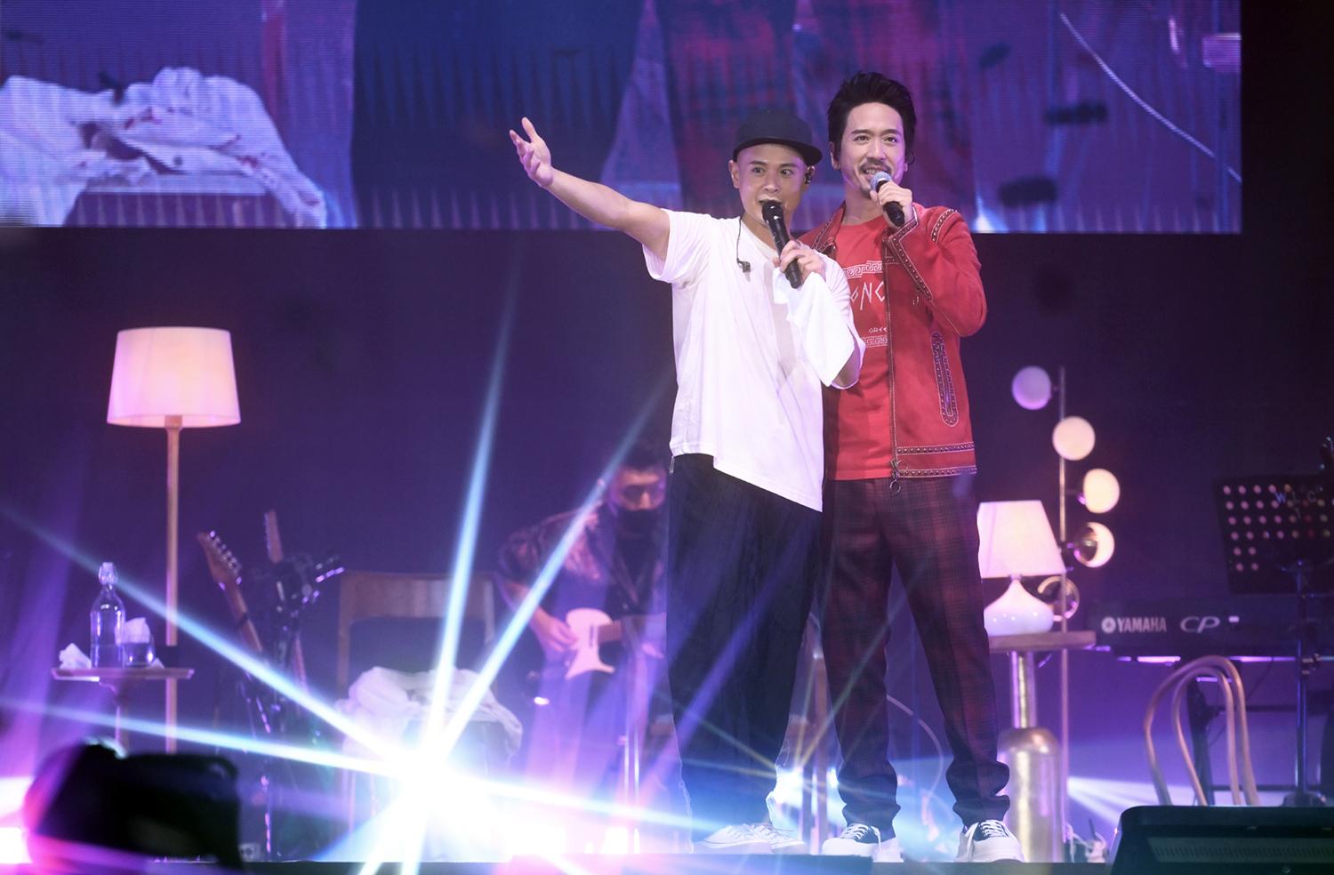 二人老友鬼鬼。