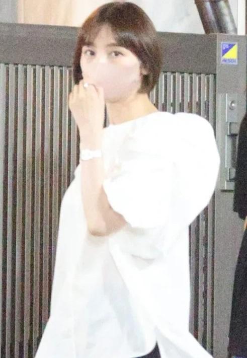 篠田麻里子目前獨居,日前就偕同三名男女食烤肉及唱K消遣。