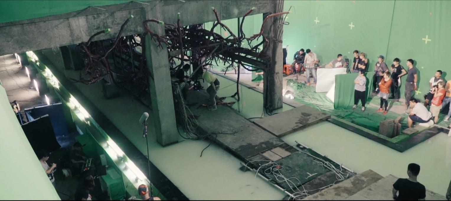 劉青雲驚嘆《明日戰記》的綠幕布景,長如彌敦道無盡頭。(截圖)