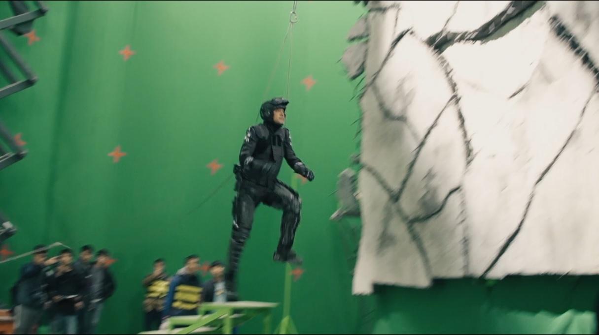 劉青雲拍《明日戰記》要穿著動力重裝甲,拍跳躍動作戲扭傷右腳。