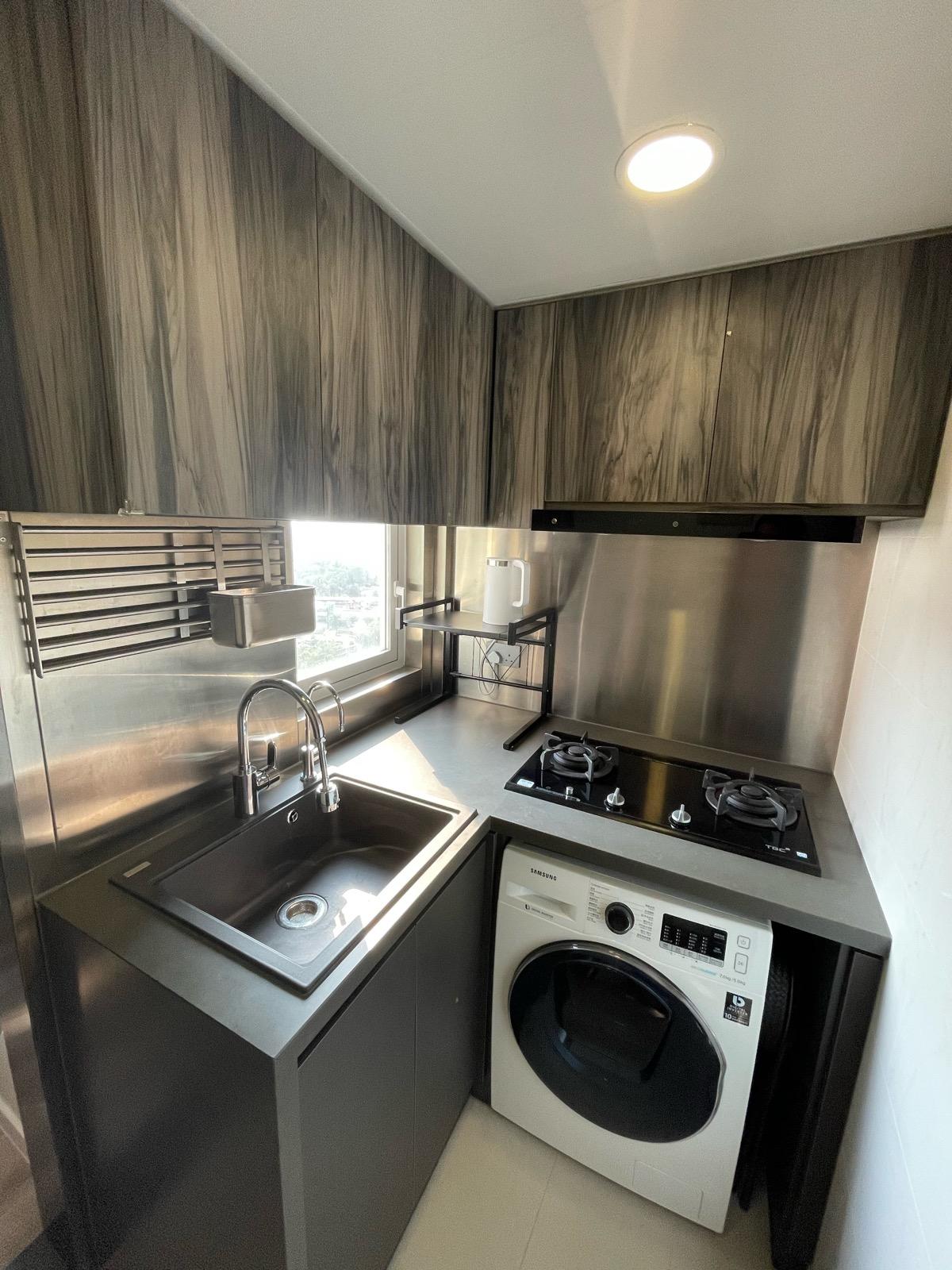 廚房有一系列廚櫃及廚具,用料不俗兼且新淨。