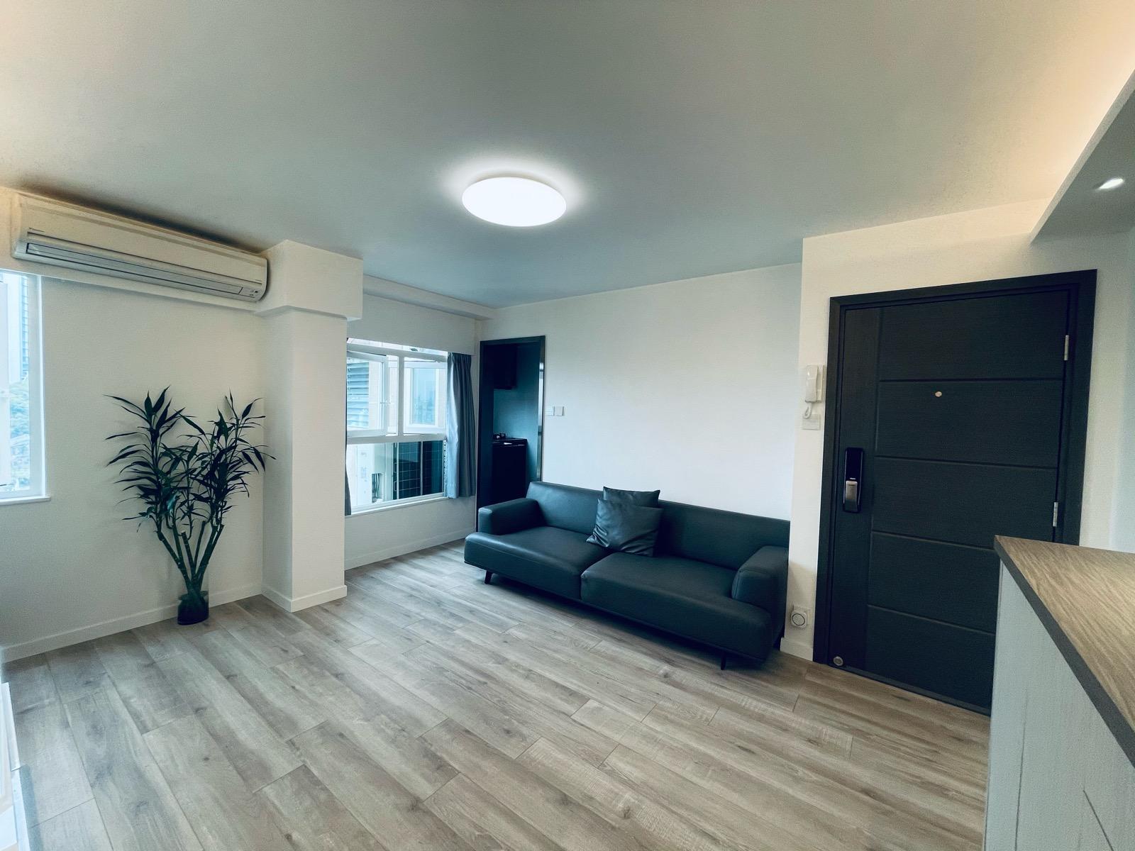 大廳面積闊落,有兩扇窗戶,非常光猛舒服。