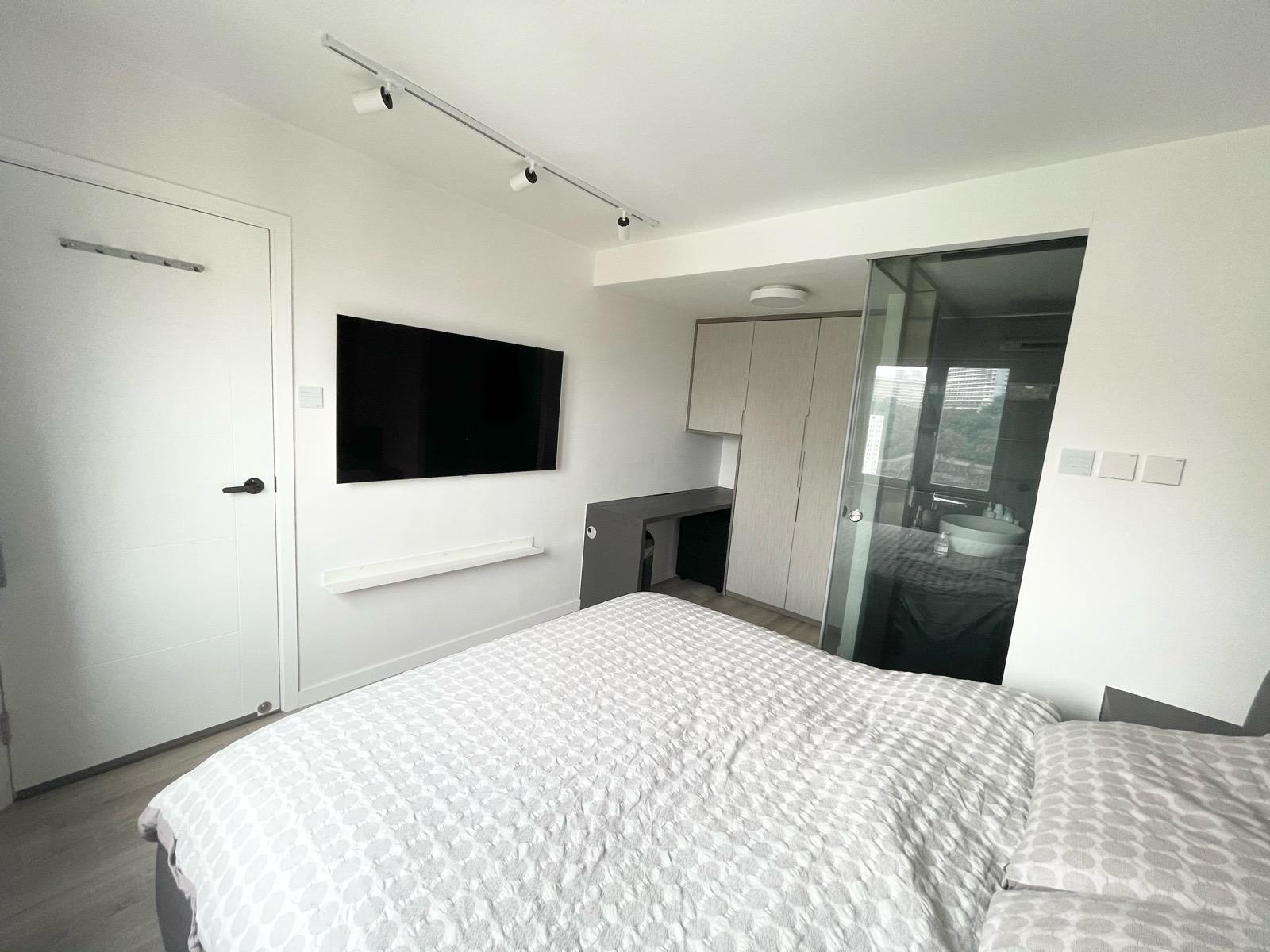 睡房面積有逾100方呎,浴室採用透明玻璃作分隔,增加視覺空間感。