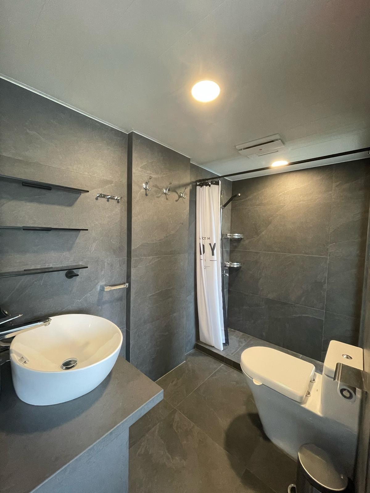 浴室以深灰色為主調,外接小露台,方便晾曬衣物。