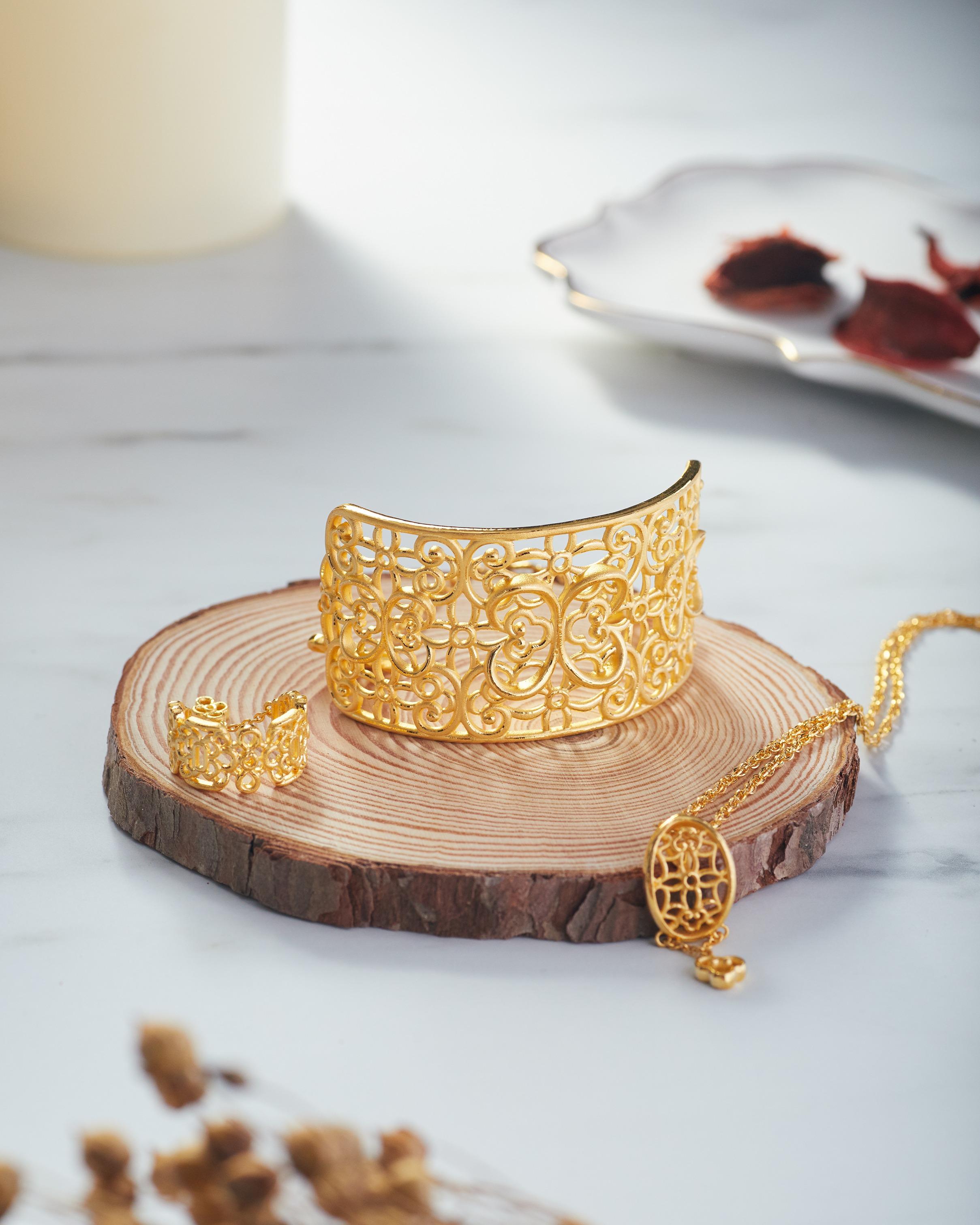 系列參考蘇式花窗輕盈透光的多窗設計,加上葫蘆、水波及蝴蝶等中國傳統吉祥之物,結合古典風韻與現代金飾。