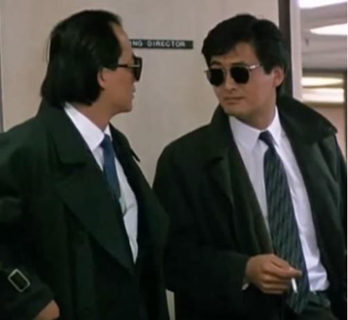 《英雄本色》的黑超長褸的服裝造型,正是出自余家安。