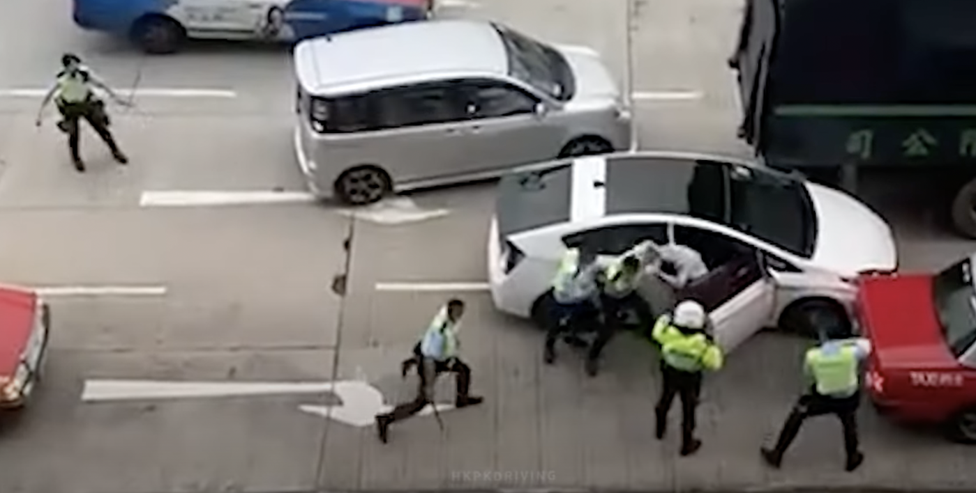 通緝男司機觀塘遇截查 駕車逃至九龍灣 警擎槍戒備制服