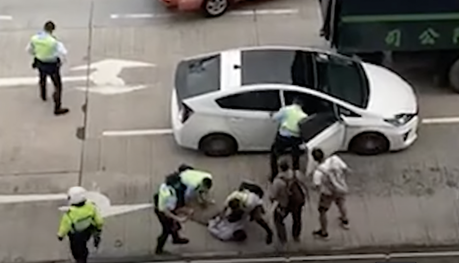 通緝男司機觀塘遇截查 駕車逃至九龍灣 警擎槍戒備制服