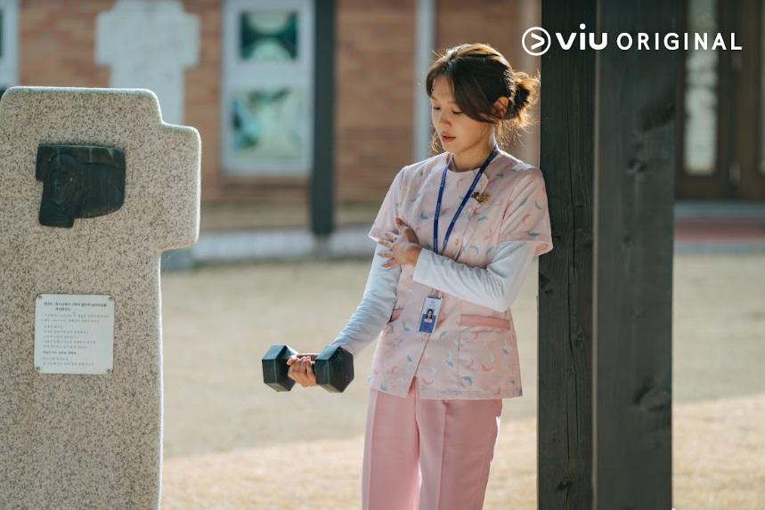 少女時代成員秀英,在《說出你的願望》中飾演性格開朗的護士徐妍珠。