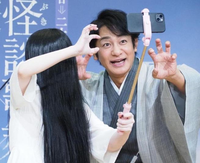 貞子即場拿出手機,與片岡自拍留念。
