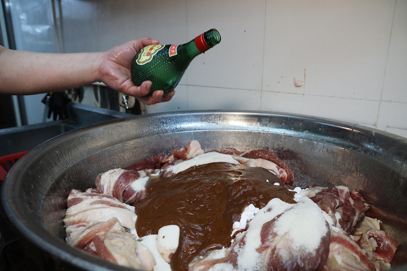 醃料用上高級玫瑰露酒