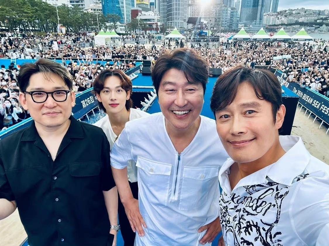 《緊急迫降》在釜山海雲台首映吸引逾千粉絲應援。