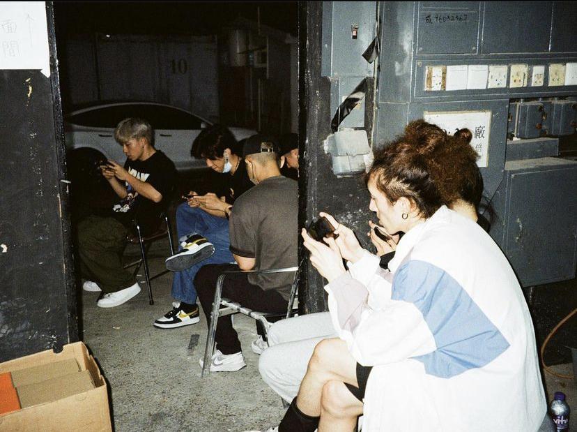 阿峯亦上載了阿Mo及舞蹈員在後台休息打機的照片。