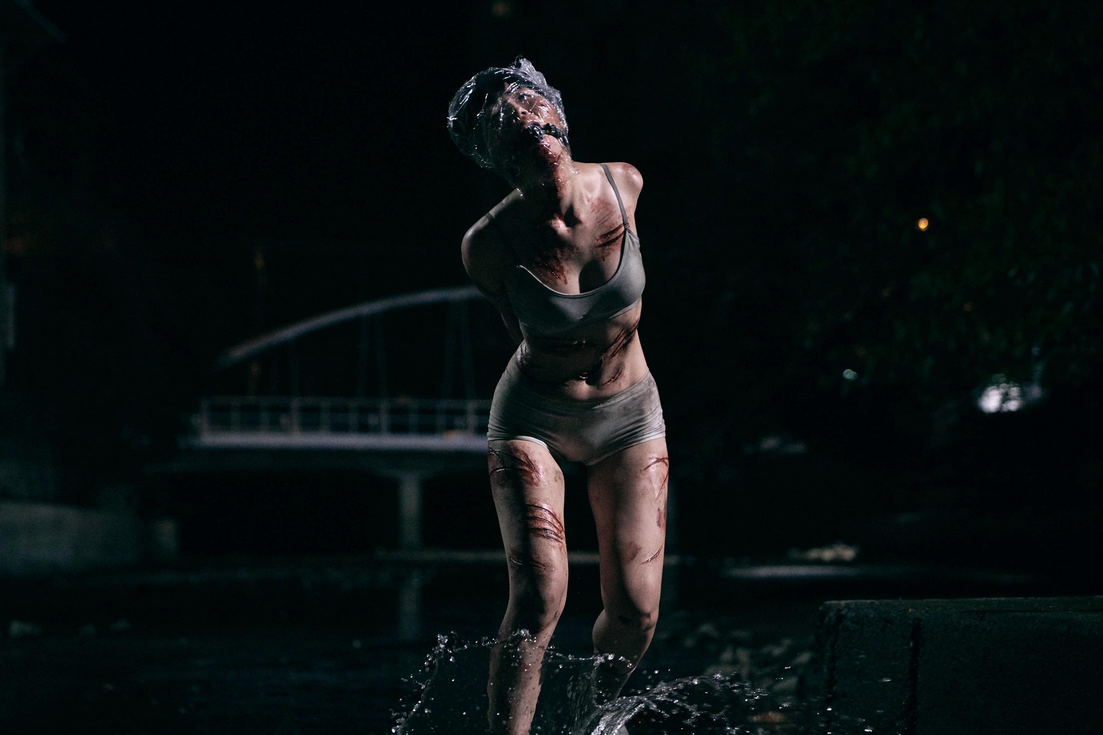 阿Sa花6至8小時化特技妝,頭包保鮮紙赤腳行臭渠。