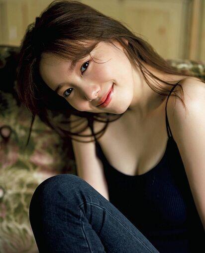 24歲青春女星飯豐萬理江活躍當地影視圈。