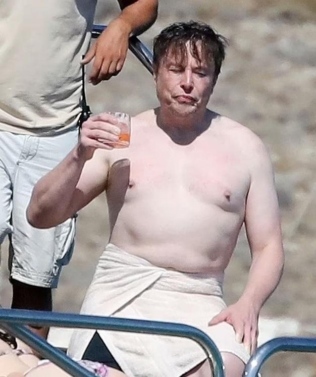 馬斯克早前被拍到赤膊遊船河,成為網上熱話。(互聯網)