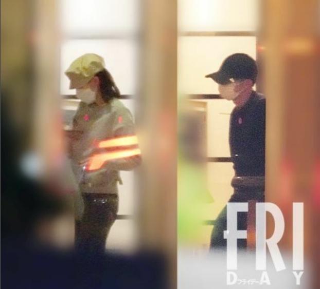 雜誌《FRIDAY》拍得高橋一生與飯豐前後腳返回男方寓所。