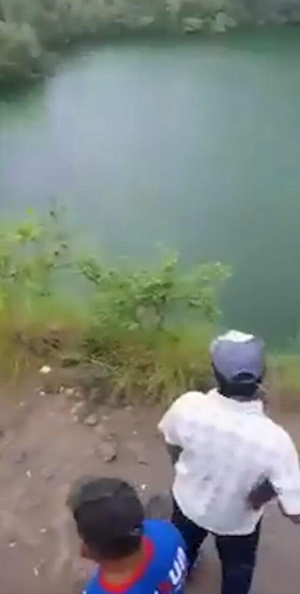 救援人員設法打撈少年的遺體。(互聯網)