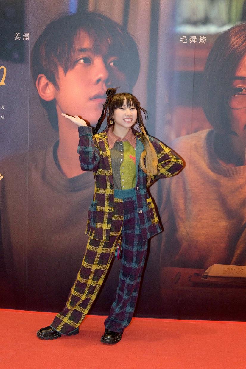 麗英在《阿媽有咗第二個》演姜濤追夢路上的神隊友,極具喜感。