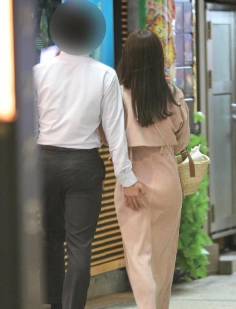 西裝友更邊行邊把手放在齊藤優里的臀部。