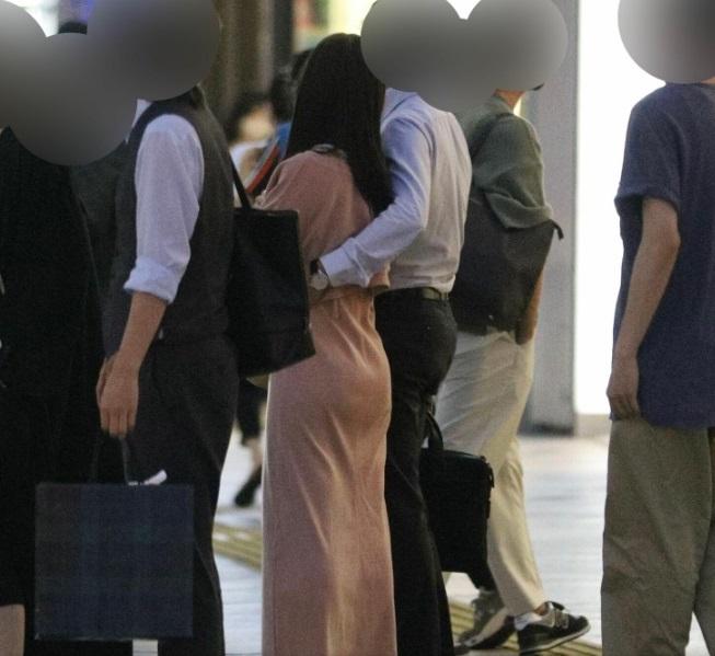 齊藤優里被拍得與一名西裝友撐枱腳,在街上更毫不避忌有親熱舉動。