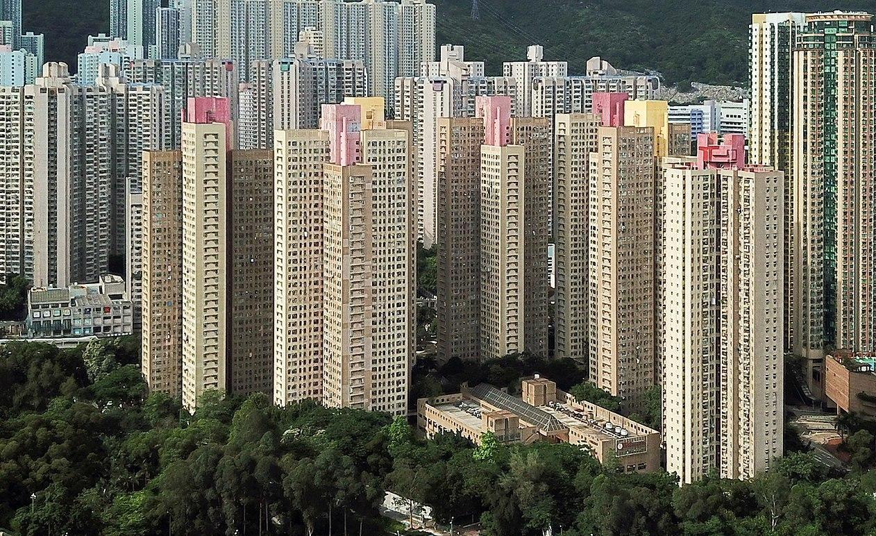 居屋龍蟠苑由7座住宅大廈組成,坐落港鐵鑽石山站旁,毗鄰荷里活廣場,交通及購物都十分便利。