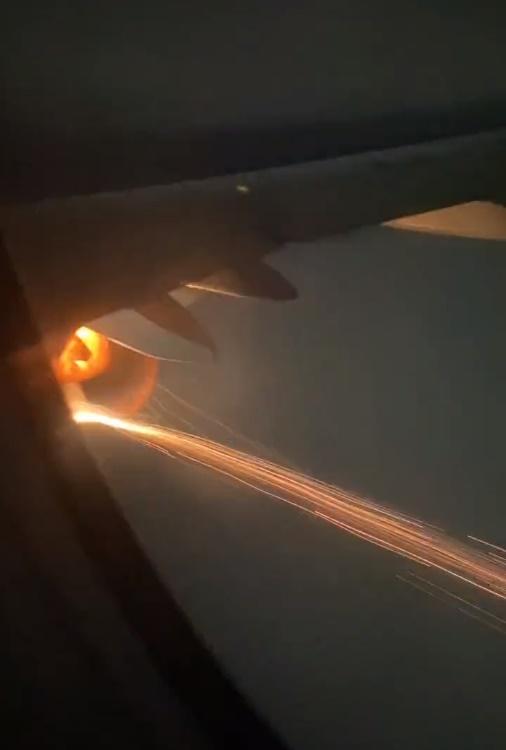 機艙內有人不知道是否自我安慰連喊「放鬆」。(Twitter)