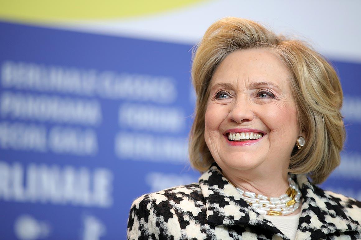 希拉里於Twitter上載她於2012年擔任國務卿出訪哥倫比亞期間的照片。(資料圖片)